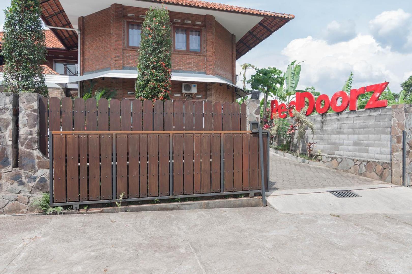 RedDoorz Plus near Dago Pakar Bandung Exterior foto